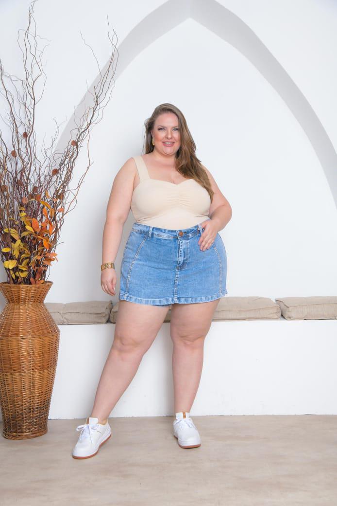 Falda short de Brasil queda solo talla 50.